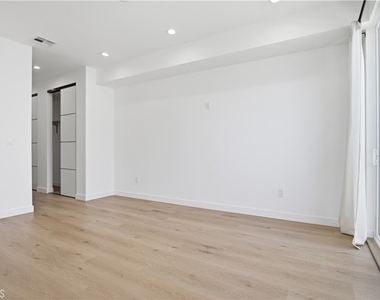 16106 Leadwell St - Photo Thumbnail 2