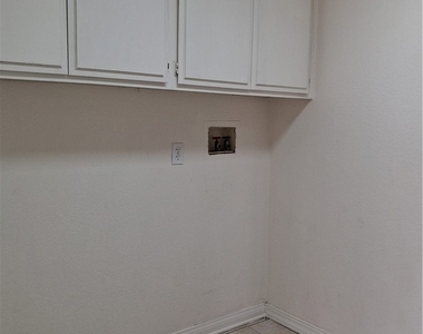 828 Greenwich Court - Photo Thumbnail 7