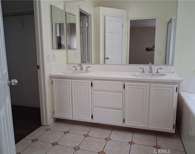 828 Greenwich Court - Photo Thumbnail 9