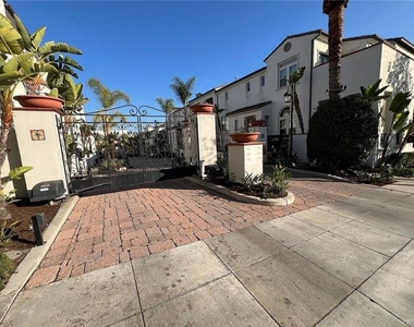 1752 Grand Avenue - Photo Thumbnail 2