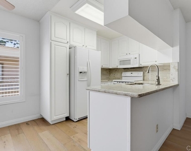 5649 Lake Park Way - Photo Thumbnail 10