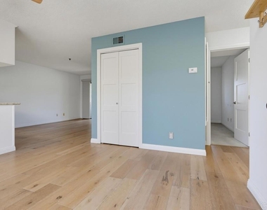 5649 Lake Park Way - Photo Thumbnail 4
