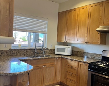 228 S Olive Avenue - Photo Thumbnail 5