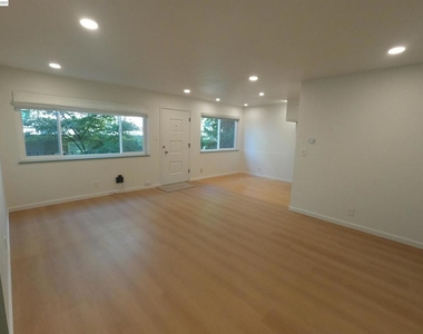 1124 Hollywood Ave - Photo Thumbnail 4