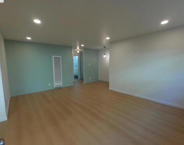 1124 Hollywood Ave - Photo Thumbnail 3