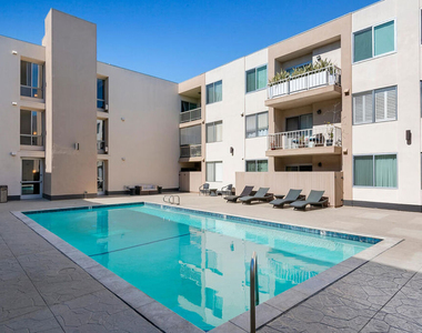 927 N Kings Road - Photo Thumbnail 16