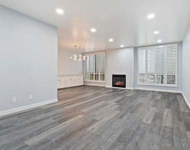 927 N Kings Road - Photo Thumbnail 6
