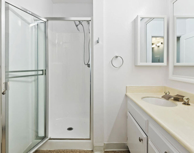 927 N Kings Road - Photo Thumbnail 10