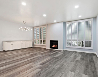 927 N Kings Road - Photo Thumbnail 4