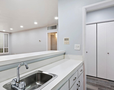 927 N Kings Road - Photo Thumbnail 24