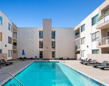 927 N Kings Road - Photo Thumbnail 17
