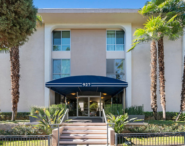 927 N Kings Road - Photo Thumbnail 12