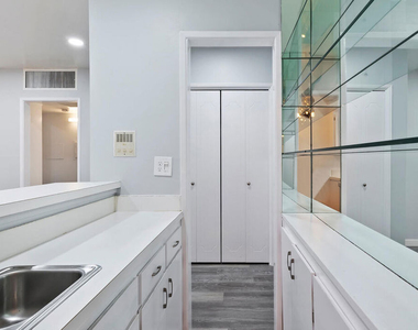 927 N Kings Road - Photo Thumbnail 23