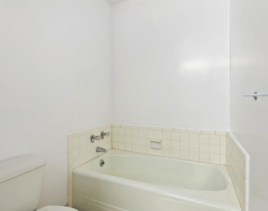 927 N Kings Road - Photo Thumbnail 11