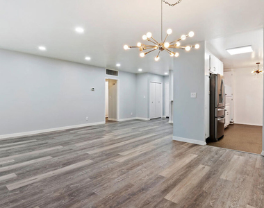927 N Kings Road - Photo Thumbnail 8