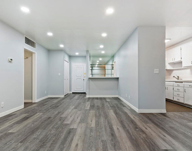 927 N Kings Road - Photo Thumbnail 5