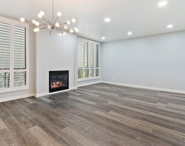 927 N Kings Road - Photo Thumbnail 1