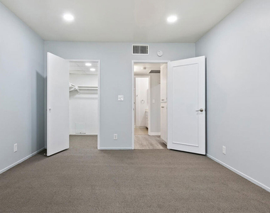 927 N Kings Road - Photo Thumbnail 27