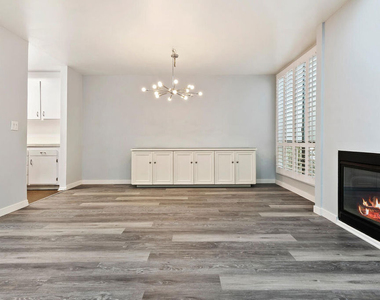 927 N Kings Road - Photo Thumbnail 2