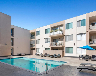 927 N Kings Road - Photo Thumbnail 15