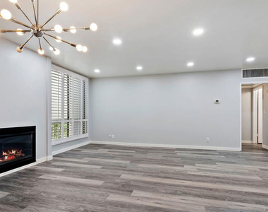 927 N Kings Road - Photo Thumbnail 7