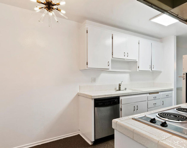 927 N Kings Road - Photo Thumbnail 30