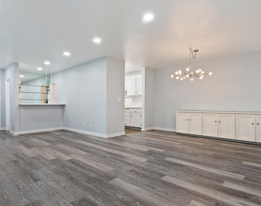 927 N Kings Road - Photo Thumbnail 3