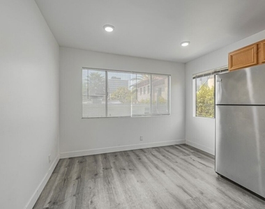 124 S Almont Drive - Photo Thumbnail 4