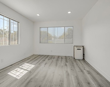 124 S Almont Drive - Photo Thumbnail 5