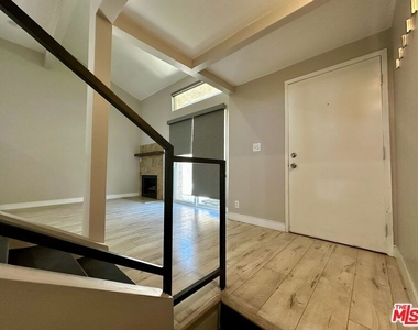 13621 Valerio Street - Photo Thumbnail 4