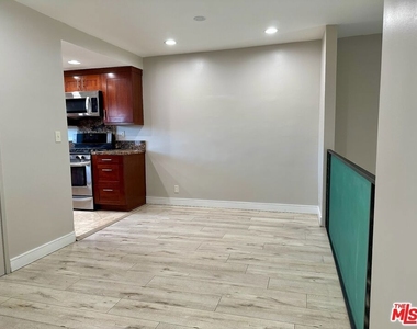 13621 Valerio Street - Photo Thumbnail 3