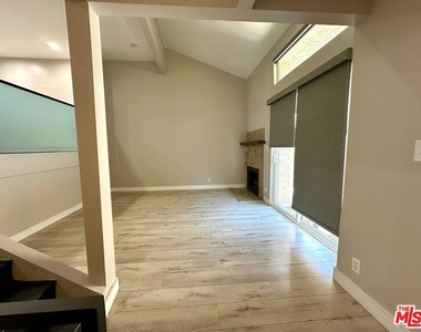 13621 Valerio Street - Photo Thumbnail 6
