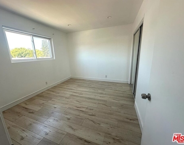 13621 Valerio Street - Photo Thumbnail 8