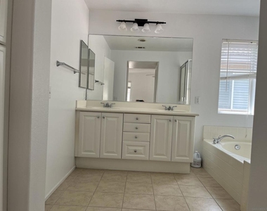 229 Kensington Park - Photo Thumbnail 12
