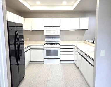 2601 S Broadmoor Drive - Photo Thumbnail 6