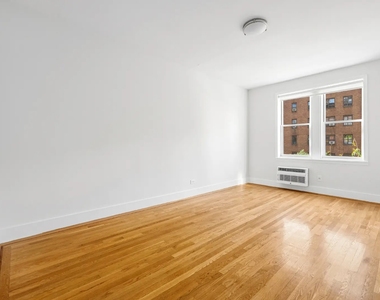 1BR in Chelsea - Photo Thumbnail 6