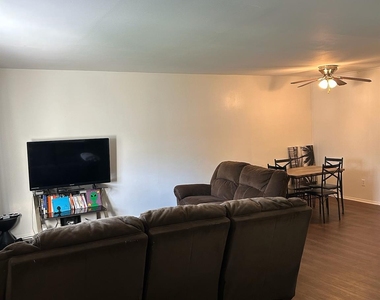 17 White Gate Road - Photo Thumbnail 3