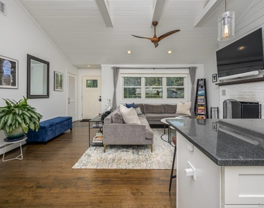35 Maryland Boulevard - Photo Thumbnail 7