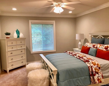 40 Country Club Drive - Photo Thumbnail 5
