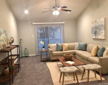 40 Country Club Drive - Photo Thumbnail 4