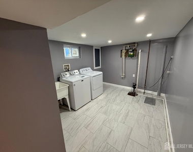35 Maplewood Avenue - Photo Thumbnail 12