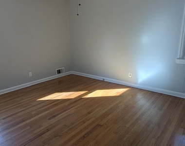 305 E Street - Photo Thumbnail 11