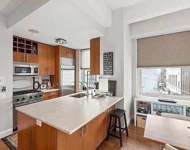 88 Greenwich Street - Photo Thumbnail 3