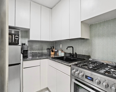 55 E 9th Street - Photo Thumbnail 2