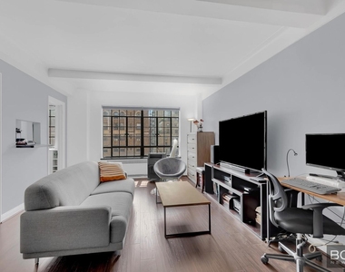 10 Park Avenue - Photo Thumbnail 1