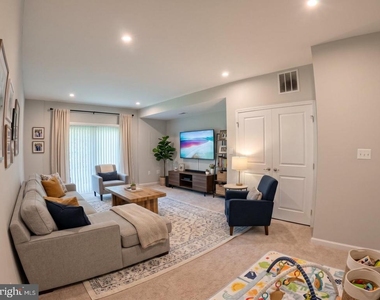 702 River Crest Way - Photo Thumbnail 8