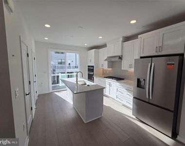 25039 Deselby Square - Photo Thumbnail 2