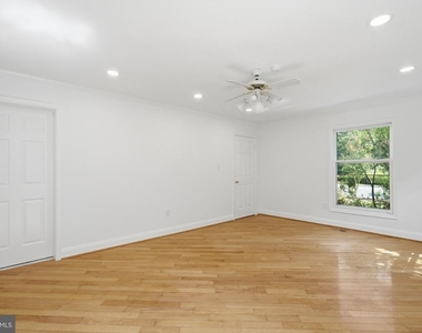 6503 Anna Maria Court - Photo Thumbnail 7