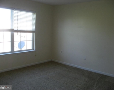 140 Surrey Club Drive - Photo Thumbnail 10
