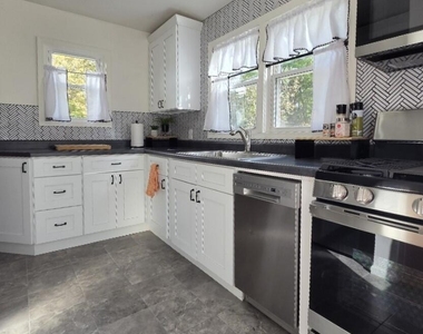 325 N Kendall Avenue - Photo Thumbnail 3